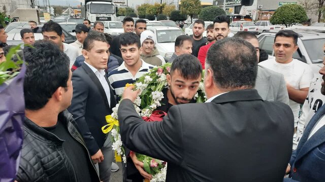 استقبال مردم آمل از کشتیگیر و سرمربی تیم قهرمان کشتی فرنگی ارتشهای جهان