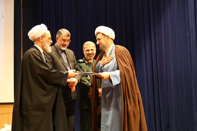 ضرورت انقلابی و ولایی نگه داشتن حوزه علمیه