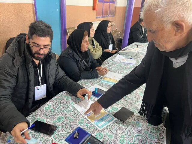 حضور پر شور و شعور مردم شهرستان نور در پای صندوقهای رای