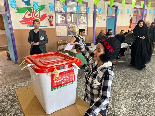 حضور پر شور و شعور مردم شهرستان نور در پای صندوقهای رای