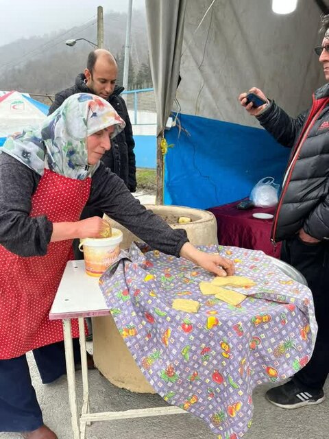 دورهمی عیدانه هنرمندان و مسافران در نوروزگاه سوادکوهیها