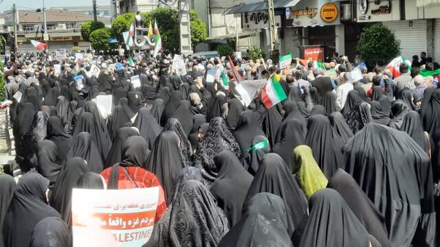 حمل پرچم بزرگ فلسطین توسط راهپیمایان آملی در روز جهانی قدس