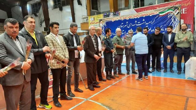 استقبال چند هزار نفری علاقمندان پایتخت والیبال ایران از یک جام قدیمی