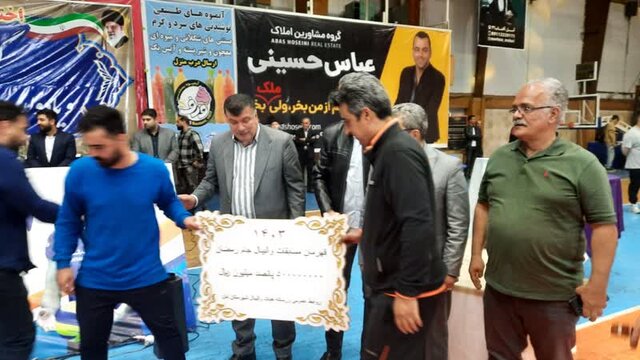 استقبال چند هزار نفری علاقمندان پایتخت والیبال ایران از یک جام قدیمی  استقبال چند هزار نفری علاقمندان پایتخت والیبال ایران از یک جام قدیمی