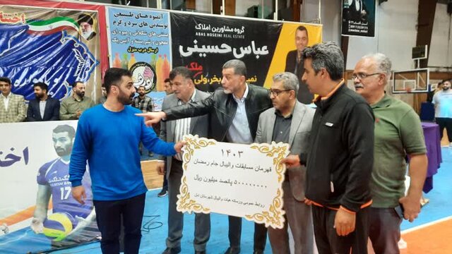 استقبال چند هزار نفری علاقمندان پایتخت والیبال ایران از یک جام قدیمی
