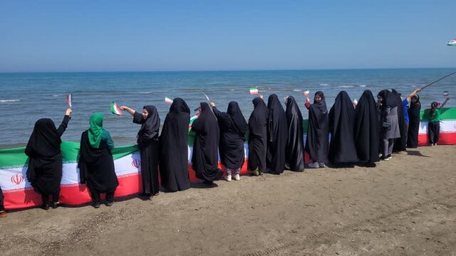 زنجیره مردمی در ساحل شهرستان نور تشکیل شد