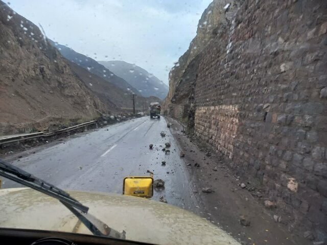 ریزش سنگ درطول مسیر جاده هراز