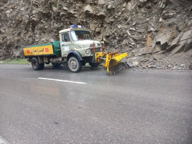 ریزش سنگ درطول مسیر جاده هراز