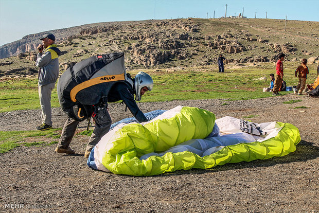 عکس تزئینی است سقوط پاراگلایدر در بهشهر حادثه آفرید