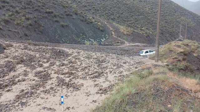 مسیرهای گرفتار سیلاب در بلده بازگشایی شدند