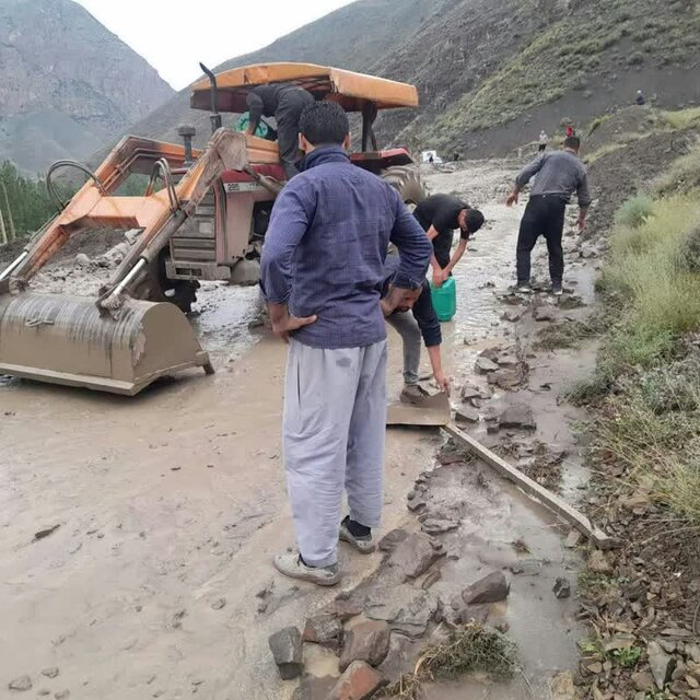 مسیرهای گرفتار سیلاب در بلده بازگشایی شدند