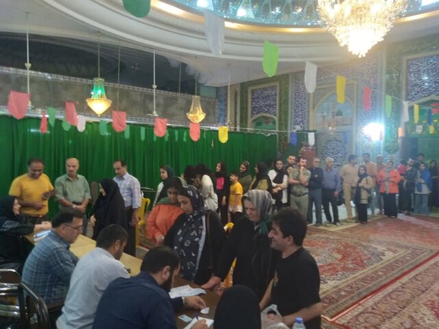 صف طولانی آملیها برای حضور در پای صندوق رای صف طولانی آملیها برای حضور در پای صندوق رای