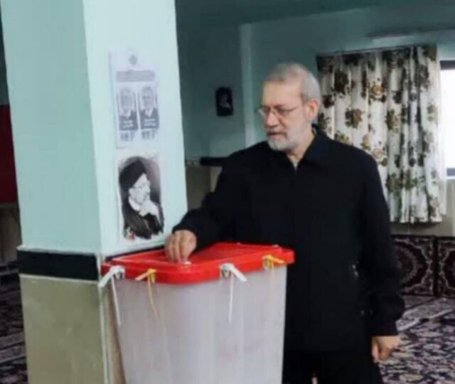 علی لاریجانی رای خود را در لاریجان آمل به صندوق انداخت علی لاریجانی رای خود را در لاریجان آمل به صندوق انداخت