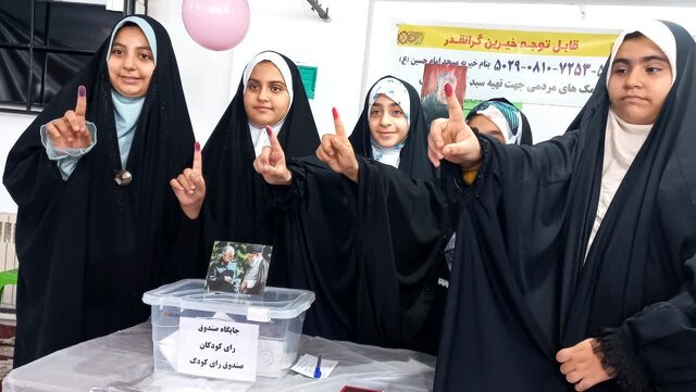 حضور نمادین دهه نودیهای آمل پای صندوقهای رای حضور نمادین دهه نودیهای آمل پای صندوقهای رای