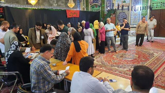 صف شبانه آملیها پای صندوق رای صف شبانه آملیها پای صندوق رای