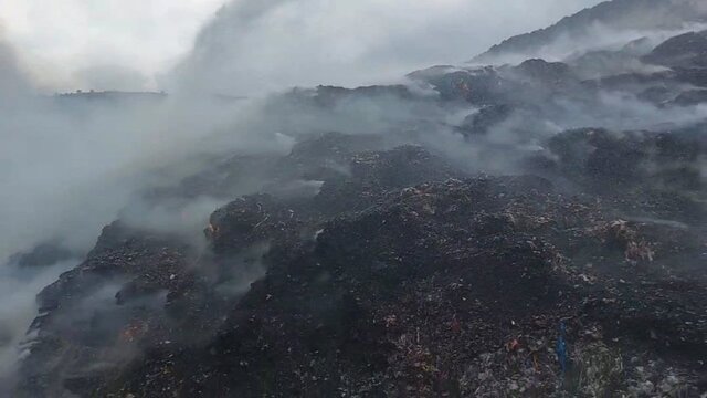 حضور فعالانه آتشنشانهای ۸ شهر مازندران برای مهارآتش عمارت زباله آمل