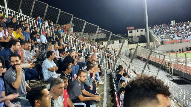 اتوبوس بازیکنان بدون VAR به ورزشگاه وطنی قائمشهر رسید!