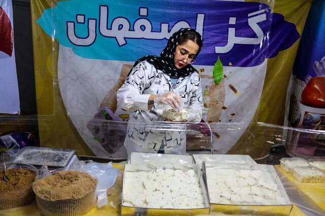 با برپایی ۶۰ غرفه، جشنواره ملی «تمشک» در نکا برگزار شد