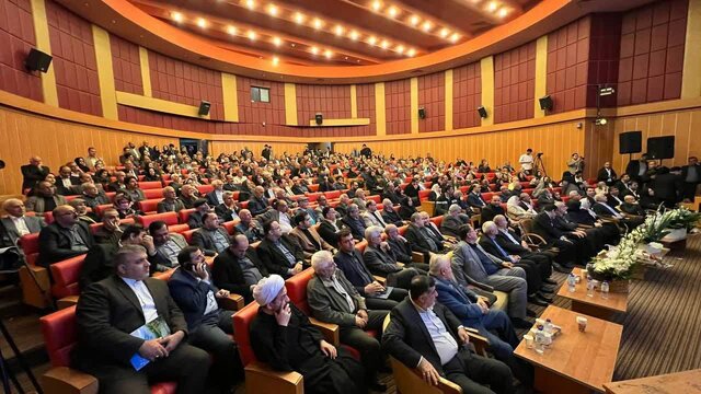 دولت و مجلس باید از گنجینههای طلایی نخبگان برای حل مشکلات کشور استفاده کنند