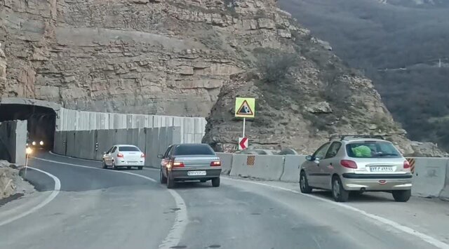 عکس تزیینی است. روغنپاشی عمدی در جاده برای تصادف خودروها