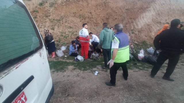 ۲۱ مصدوم در پی واژگونی مینیبوس در نکا