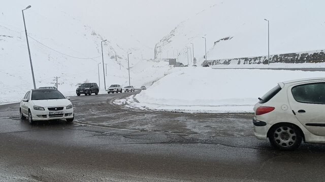 حجم ترافیک در جاده‌های مازندران سنگین است/بارش برف ادامه دارد