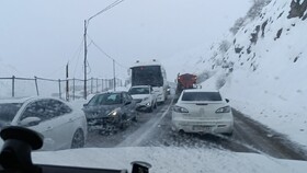 بارش برف و مه‌گرفتگی در محورهای هراز و کندوان/ لغزندگی جاده عامل ۲۵ حادثه