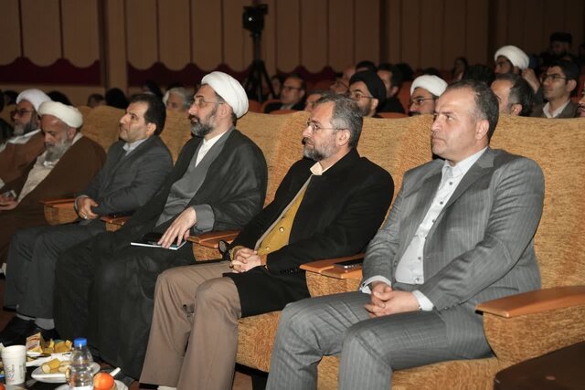 اظهار نظر افراد غیرمتخصص در مباحث دینی ضربهزدن به اسلام است