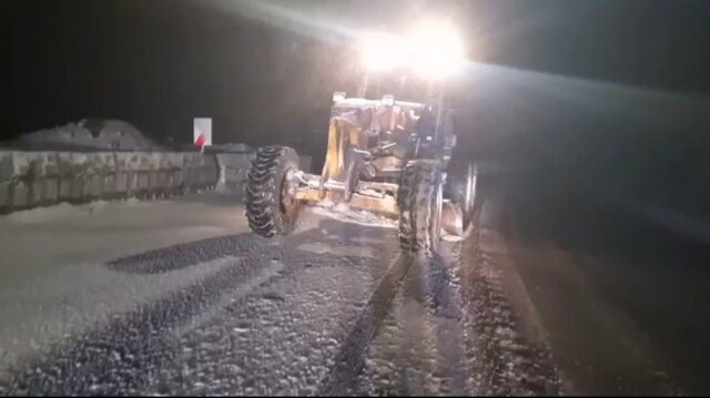 جاده هراز با بارش برف و بوران، لغزنده شد