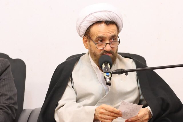 علم و عبادت به موازات یکدیگر ترویج شود