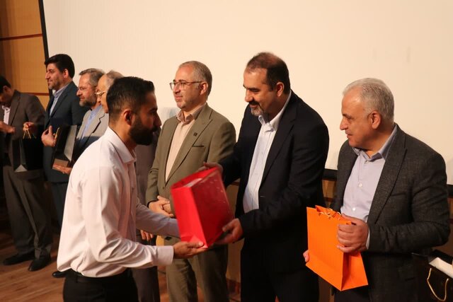 دانشجویان میهن پرستی را در خود تقویت کنند