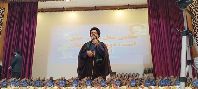 معلمی شغل نیست؛ رسالت الهی است