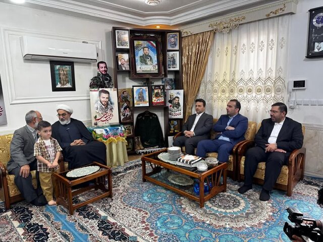 دیدار معاون قوه قضائیه با خانوده شهید مدافع حرم در میاندورود