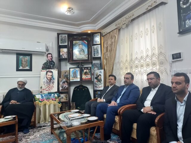 دیدار معاون قوه قضائیه با خانوده شهید مدافع حرم در میاندورود
