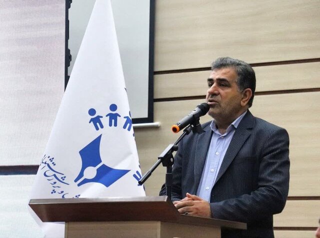 مجلس و دولت در کنار فرهنگیان قرار دارند