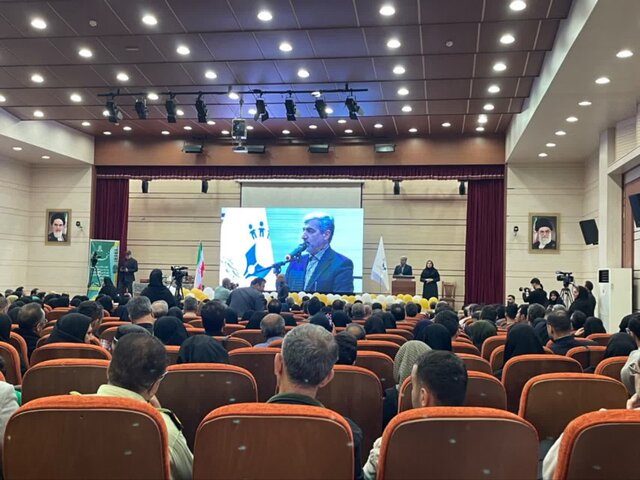 مجلس و دولت در کنار فرهنگیان قرار دارند