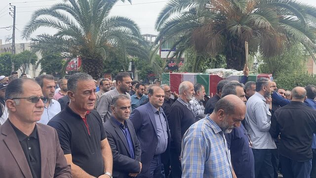 پیکر یک شهید بر دستان مردم چمستان تشییع شد