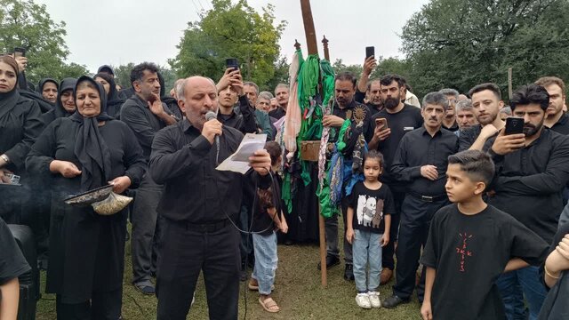 سنت ۳۰۰ ساله عزاداری در امامزاده ماهرو با آیین «سلام دادن علم» زنده است