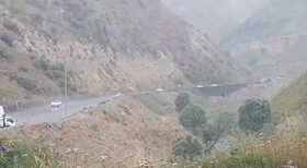 غافلگیری مسافران جاده هراز با بارش شدید باران در دمای گرم تابستان