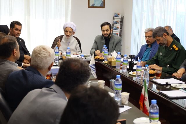 ملت ایران با صلابت در برابر دو قدرت اتمی ایستادگی کرد