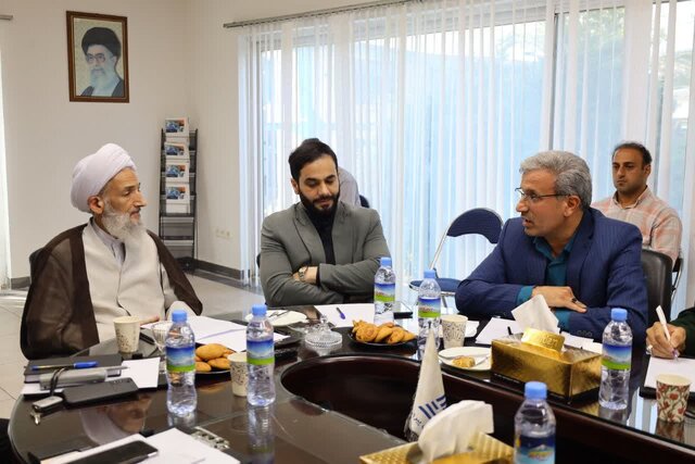 ملت ایران با صلابت در برابر دو قدرت اتمی ایستادگی کرد