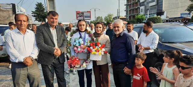 استقبال آملی‌ها از دختر طلایی شهر