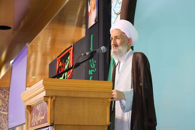 در حوزه علمیه باید بحث علمی و بصیرت انقلابی‌ وجود داشته باشد