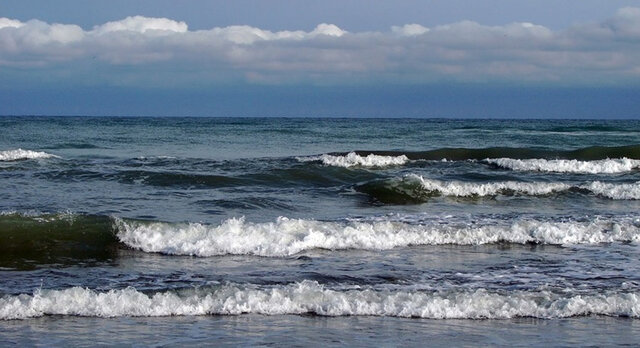 عکس تزیینی هشدار دریایی در مازندران صادر شد/ وزش باد شدید و موجهای بلند در سواحل