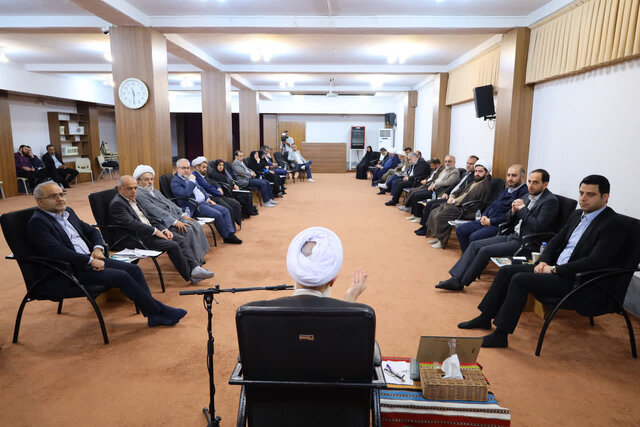 مسئولان بی‌اعتقاد به ارزش‌ها باید از کرسی مدیریت کنار بروند