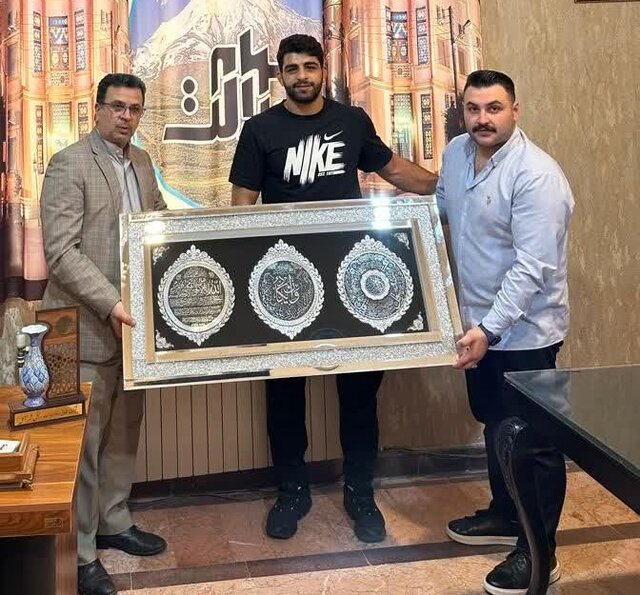 هدیه متفاوت سهام عدالتی‌ها به قهرمان کشتی المپیک