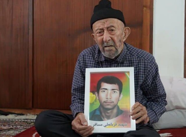 پدر شهید «قربانعلی مسافر» در کنار فرزند شهیدش آرام گرفت پدر شهید «قربانعلی مسافر» در کنار فرزند شهیدش آرام گرفت