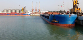 سومین کشتی گندم درامیرآباد مازندران پهلو گرفت