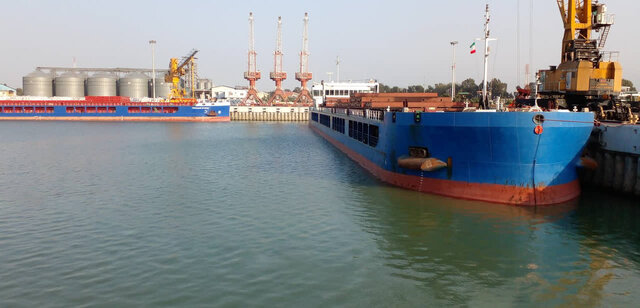 سومین کشتی گندم درامیرآباد مازندران پهلو گرفت