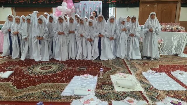 هدیه متفاوت دانش آموزان آملی درجشن عبادت/ تامین یک خشت از کاشی صحن عقیله بنی هاشم(س)